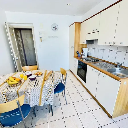 Louis Place Du Marche Lägenhet