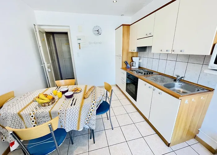 Louis Place Du Marche Apartment